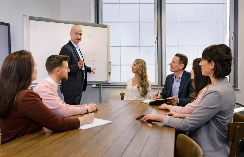 Die Mitarbeiter von BS PartnerServices in einem Meeting, um eine Zeitarbeitsfirma zu gründen.