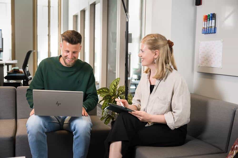 Zwei Personen diskutieren, wie sie Ghosting im Recruiting vermeiden können.