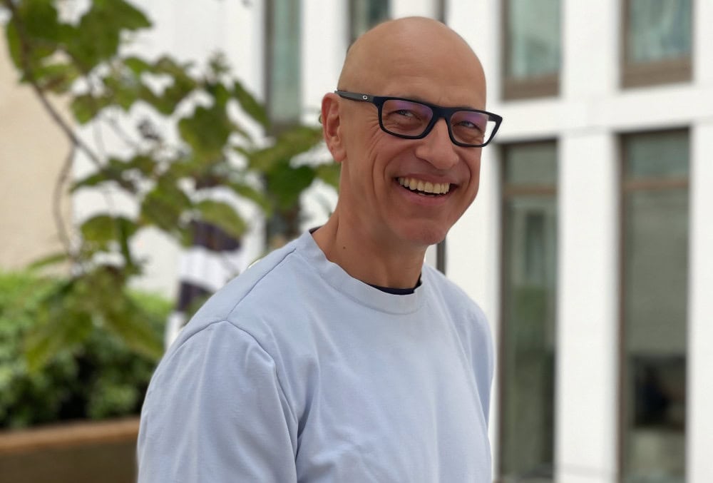 BleckmannSchulze Partnerservices Geschäftsführer Maik Schulze lächelt in die Kamera.