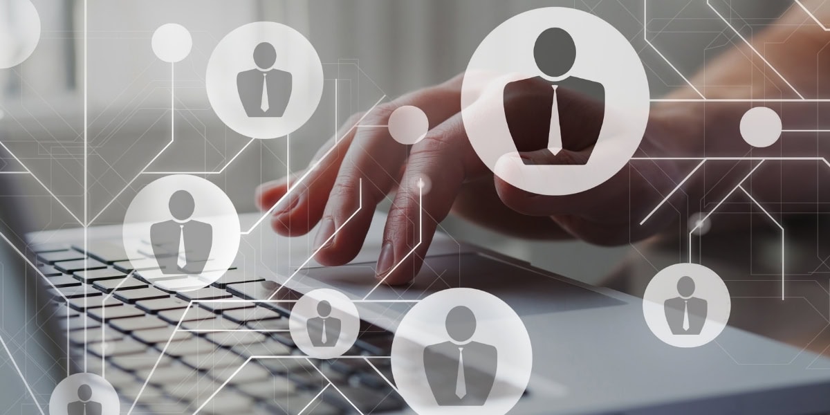 KI im Recruiting – Zukunftstrend Recruiting mit KI-Technologie, symbolisiert durch vernetzte Personensymbole und eine Hand, die auf einer Tastatur tippt.
